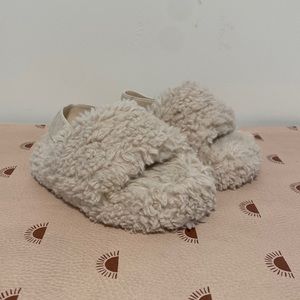 Toddler slippers size 5/6 C
